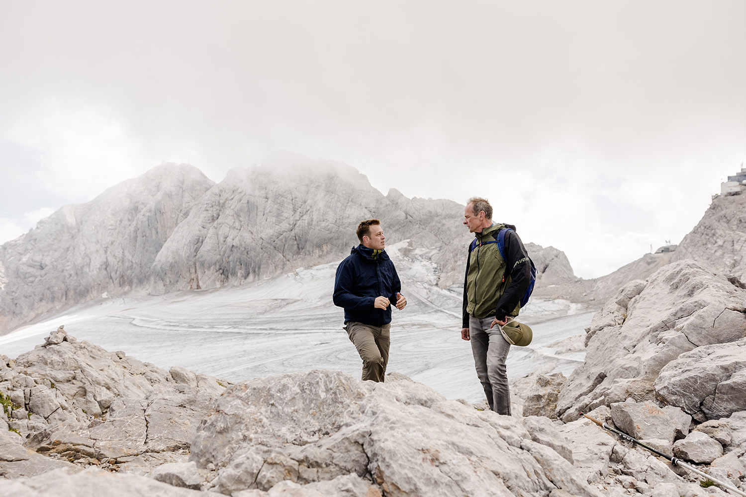 Stefan Kaineder mit Gletscherforscher Klaus Reingruber am Gletscher