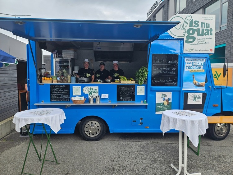 Blitzblauer Foodtruck des Vereins Lebensmittelretter