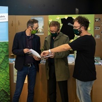 vlnr: Norbert Rainer (Klimabündnis OÖ), BM Rudi Anschober, Wolfgang Pfoser-Almer (WearFair +mehr)