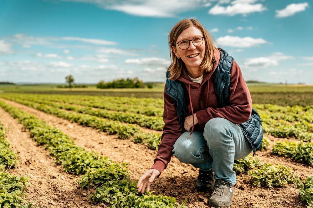 Bio-Bäuerin Andrea auf dem Feld, Foto: SONNENTOR